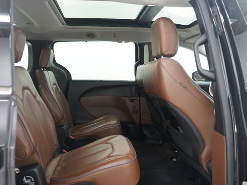 Used 2019 Chrysler Pacifica Limited image 15