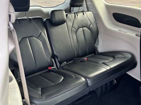 Used 2024 Chrysler Pacifica Touring-L FWD image 19