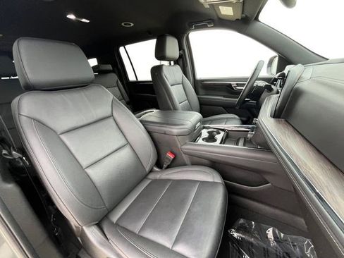Used 2025 Chevrolet Suburban Z71 AWD/4WD image 19