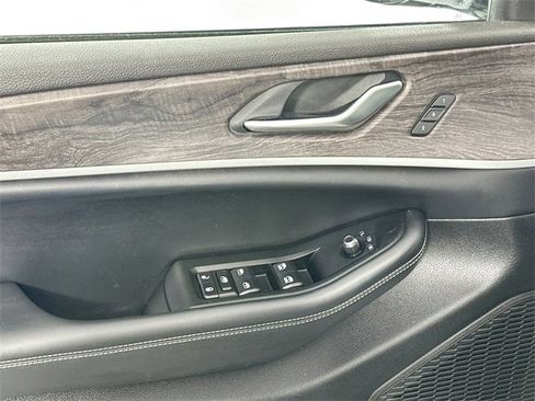 Used 2023 Jeep Grand Cherokee L Limited w/ Black Appearance Package image 26