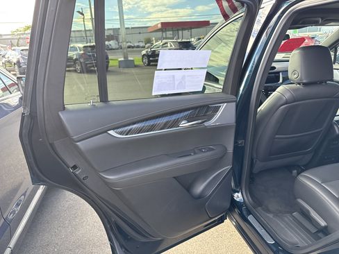 Used 2025 Cadillac XT6 Premium Luxury image 33