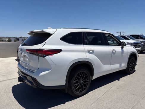 Used 2021 Toyota Highlander Limited AWD/4WD image 2