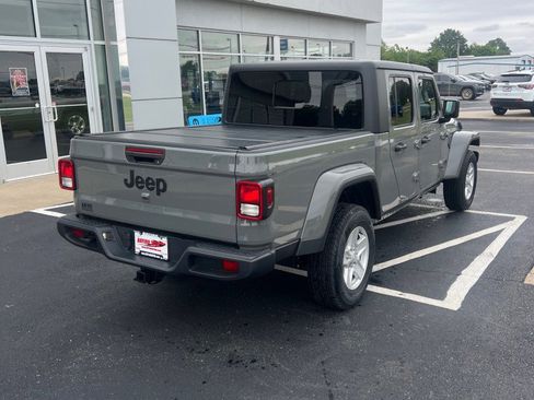 Used 2022 Jeep Gladiator Sport AWD/4WD image 9