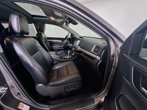 Used 2017 Toyota Highlander XLE image 32