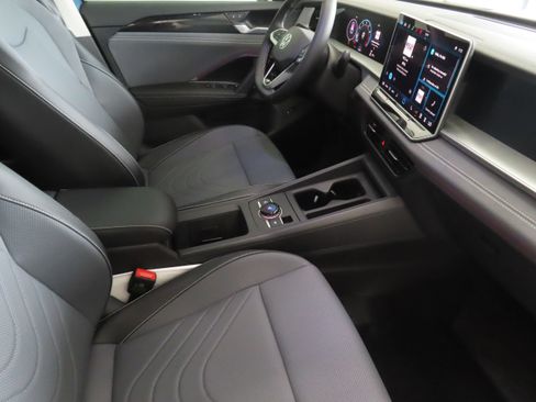 New 2026 Volkswagen Tiguan SE FWD image 25