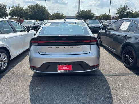 Used 2025 Toyota Prius LE FWD image 5