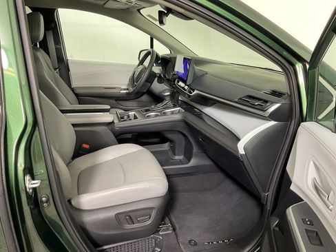 Used 2025 Toyota Sienna XLE FWD image 25