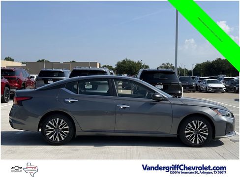 Used 2025 Nissan Altima 2.5 SV FWD image 3