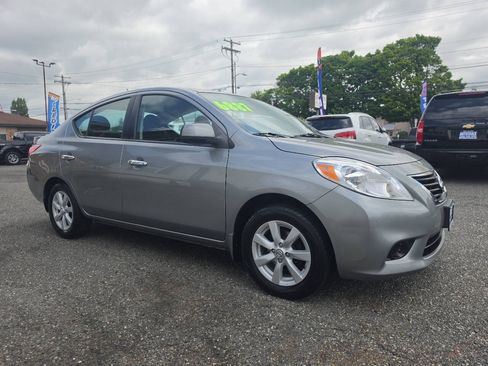 Used 2012 Nissan Versa SV FWD image 3