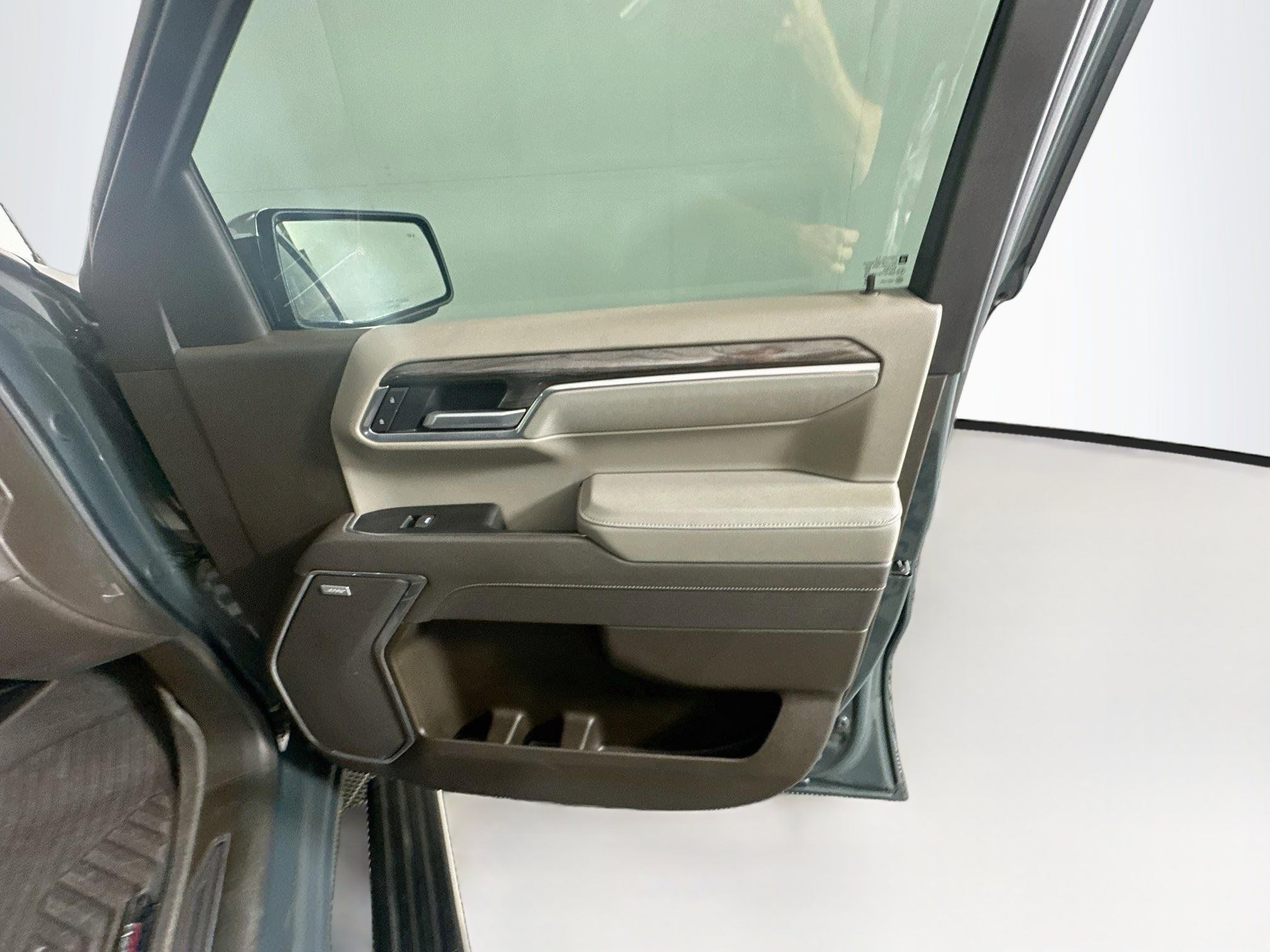 Used 2025 Chevrolet Silverado 1500 LTZ AWD/4WD image 31