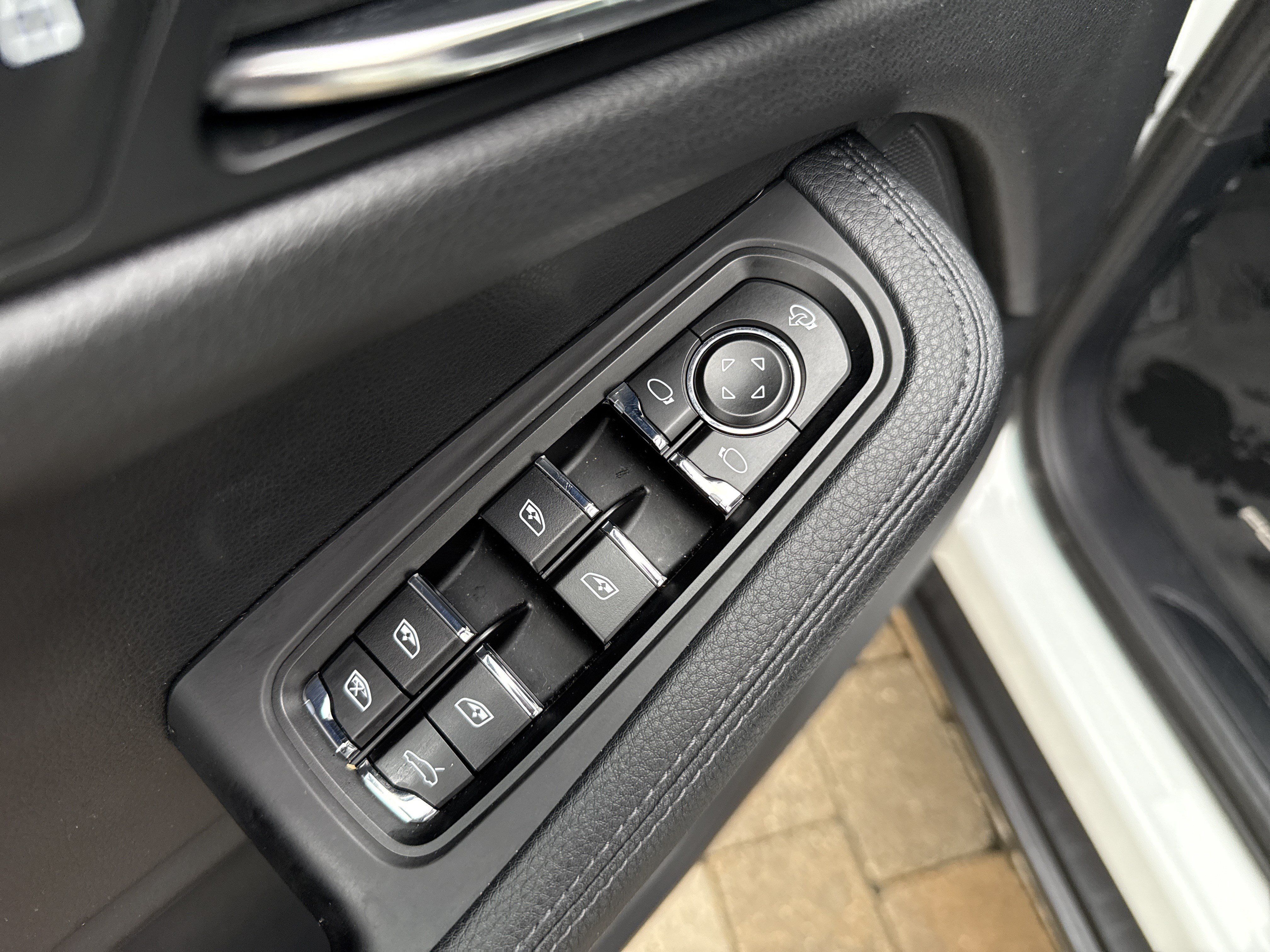 Used 2023 Porsche Macan AWD/4WD image 15