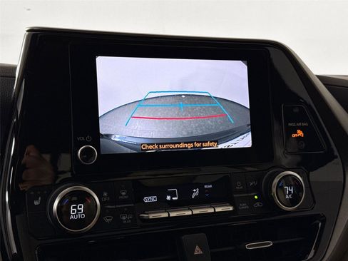 Certified 2023 Toyota Highlander XLE image 26