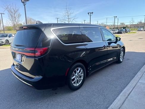 Used 2023 Chrysler Pacifica Touring-L FWD image 4