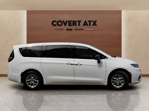 Used 2025 Chrysler Pacifica Select FWD image 6