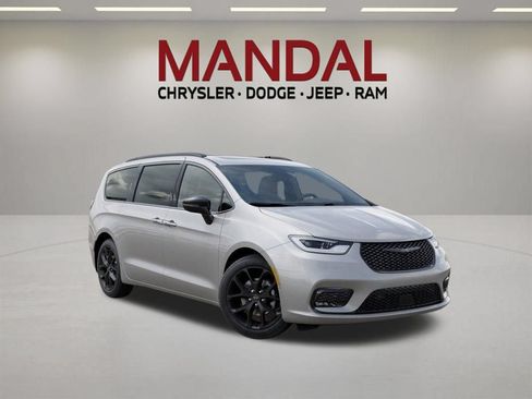 New 2026 Chrysler Pacifica Limited w/ S Appearance Package FWD image 5