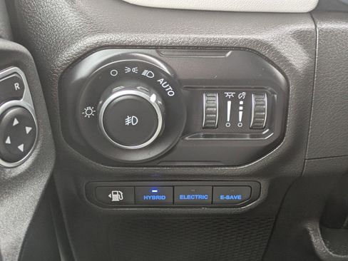 Used 2022 Jeep Wrangler Unlimited Sahara image 18