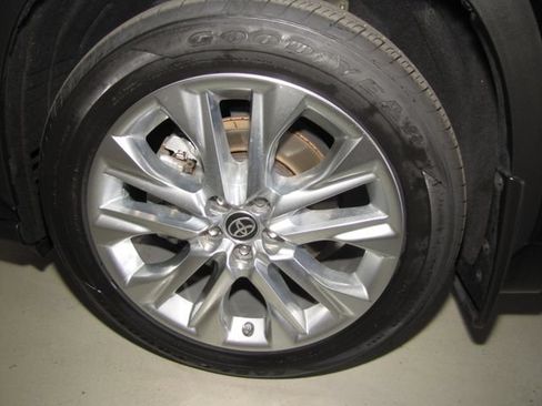 Used 2022 Toyota Highlander Limited FWD image 28
