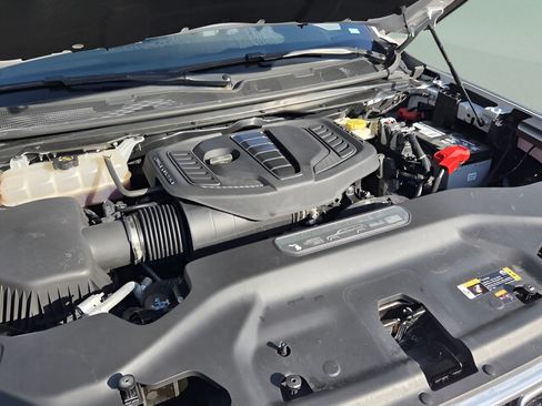 Used 2024 Jeep Wagoneer L Series II RWD image 16