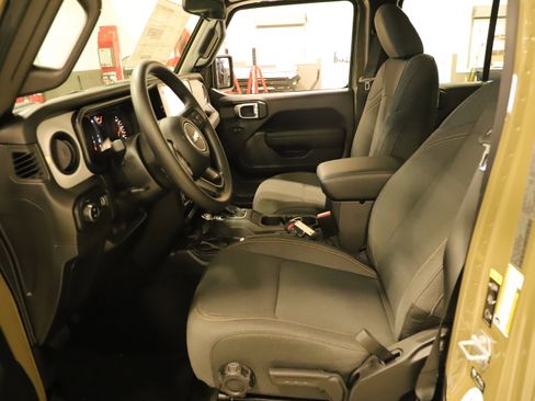 New 2025 Jeep Gladiator Sport image 20