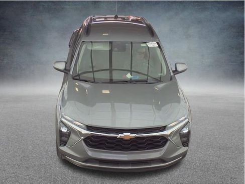 Used 2025 Chevrolet Trax LT w/ LT Convenience Package FWD image 2