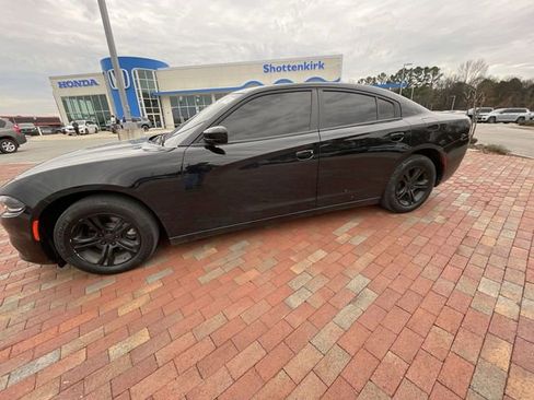 Used 2022 Dodge Charger SXT image 11