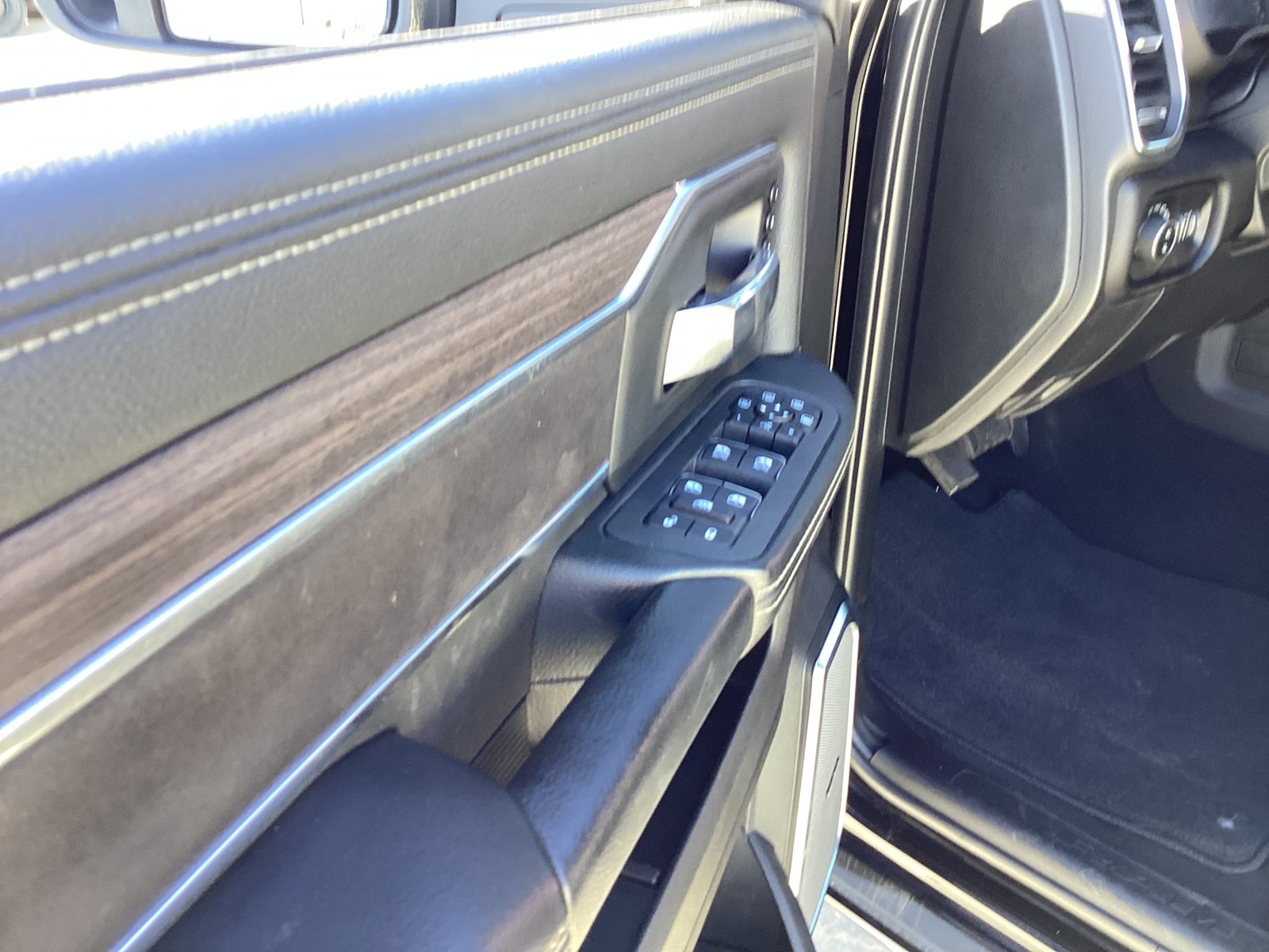 Used 2025 RAM 3500 Laramie AWD/4WD image 14