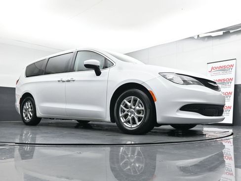 Used 2022 Chrysler Voyager LX image 32