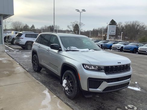 New 2026 Jeep Grand Cherokee Altitude AWD/4WD image 3