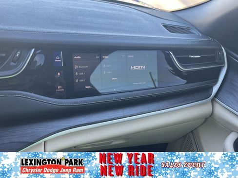 Used 2023 Jeep Grand Cherokee 4WD w/ Luxury Tech Group II image 28