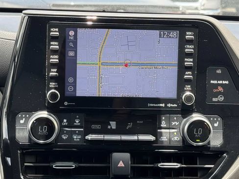 Used 2021 Toyota Highlander XLE FWD image 21