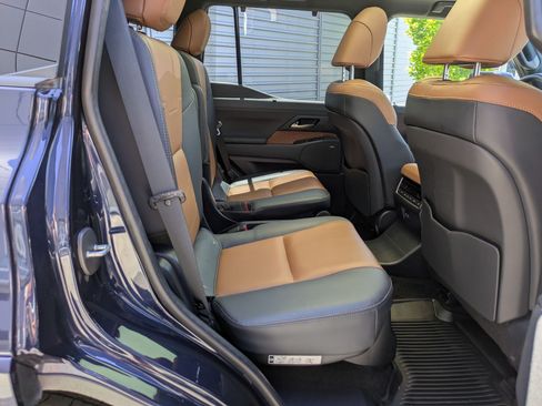 Used 2024 Lexus GX 550 w/ Accessory Package (2T) AWD/4WD image 29