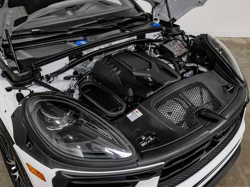 Used 2024 Porsche Macan AWD/4WD image 43