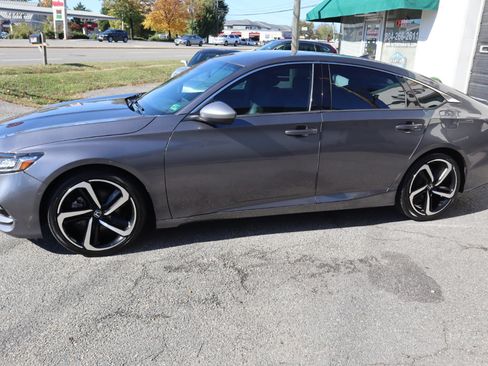 Used 2018 Honda Accord Sport image 3