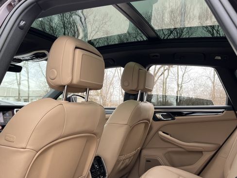 Certified 2025 Porsche Macan image 21