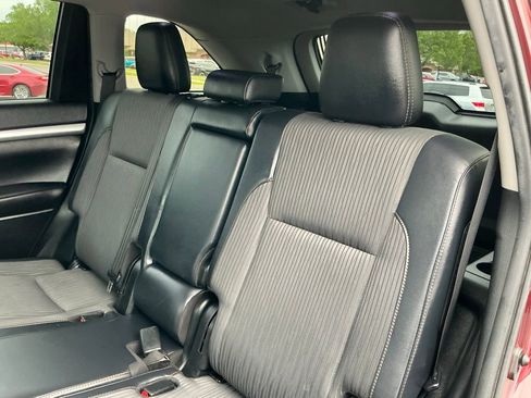 Used 2019 Toyota Highlander Plus w/ Carpet Mat Package (TMS) FWD image 28