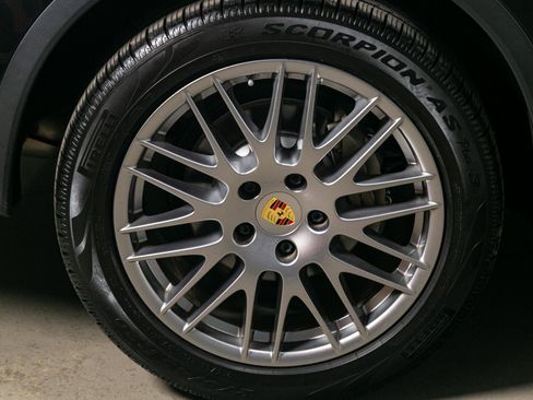 Used 2018 Porsche Cayenne S image 21