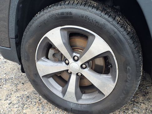 Used 2019 Jeep Cherokee Limited image 9