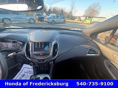 Used 2017 Chevrolet Cruze LT w/ Convenience Package image 27