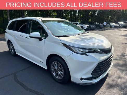 Used 2021 Toyota Sienna XLE FWD image 1