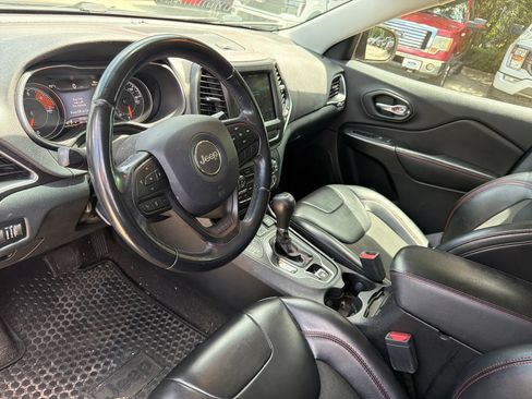 Used 2020 Jeep Cherokee Trailhawk AWD/4WD image 6