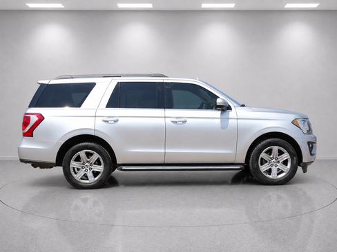Used 2019 Ford Expedition XLT w/ Equipment Group 202A RWD image 2