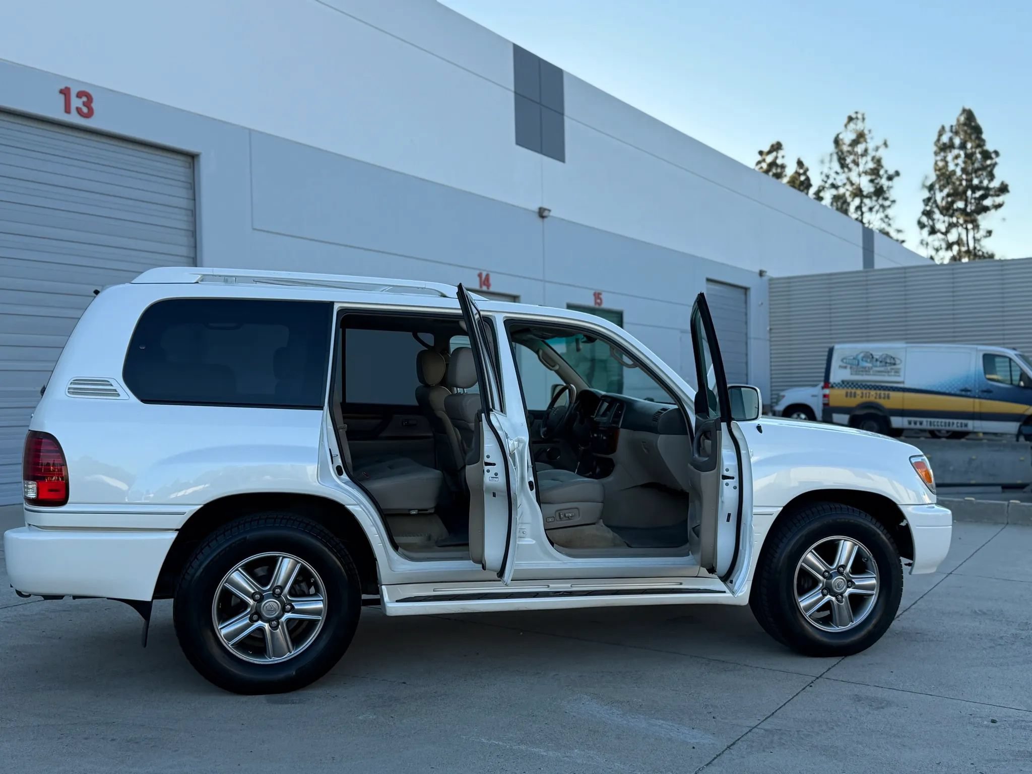 Used 2006 Lexus LX 470 4WD w/ Preferred Accessory Pkg image 32
