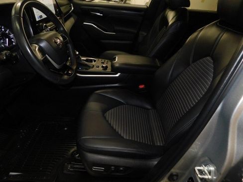 Used 2023 Toyota Highlander XSE image 13