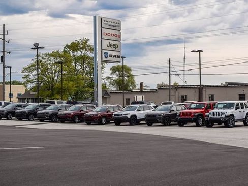 Used 2023 Chrysler Pacifica Touring-L FWD image 33