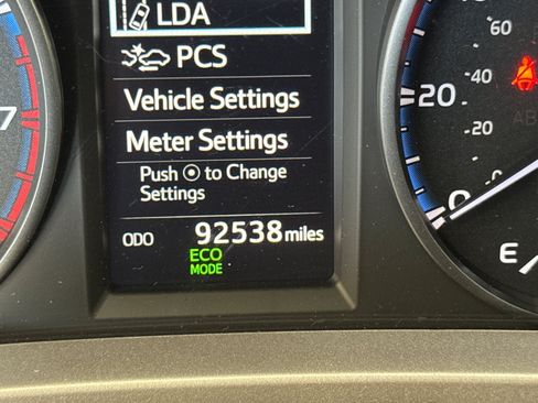 Used 2018 Toyota RAV4 LE FWD image 23
