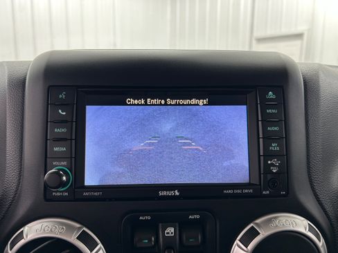 Used 2018 Jeep Wrangler Unlimited Sahara w/ Connectivity Group AWD/4WD image 9