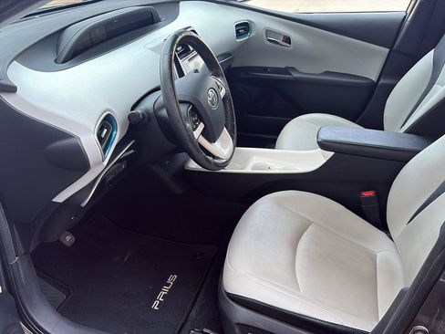 Used 2017 Toyota Prius Four w/ Advanced Technology Package FWD image 5