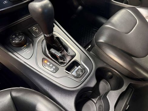 Used 2019 Jeep Cherokee Trailhawk w/ Comfort & Convenience Group AWD/4WD image 16