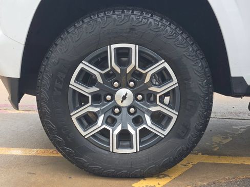 Used 2024 Chevrolet Colorado Z71 w/ Z71 Convenience Package 2 AWD/4WD image 14