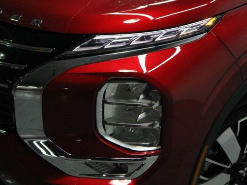 New 2025 Mitsubishi Outlander SE image 2